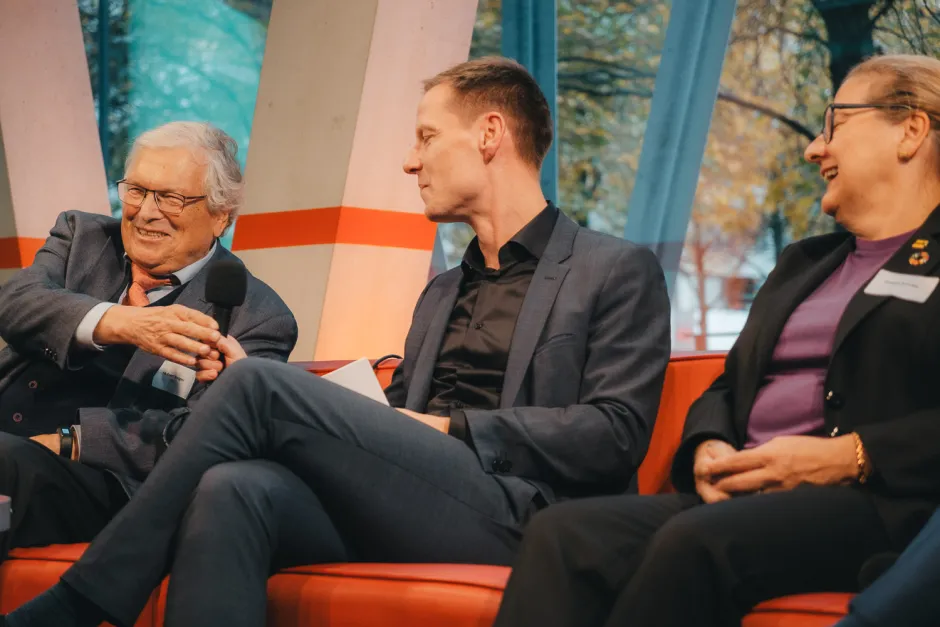 Gutgelaunte Momentaufnahme der Podiumsdiskussion: Hubert Weiger, Kai Niebert und Svenja Schulze
